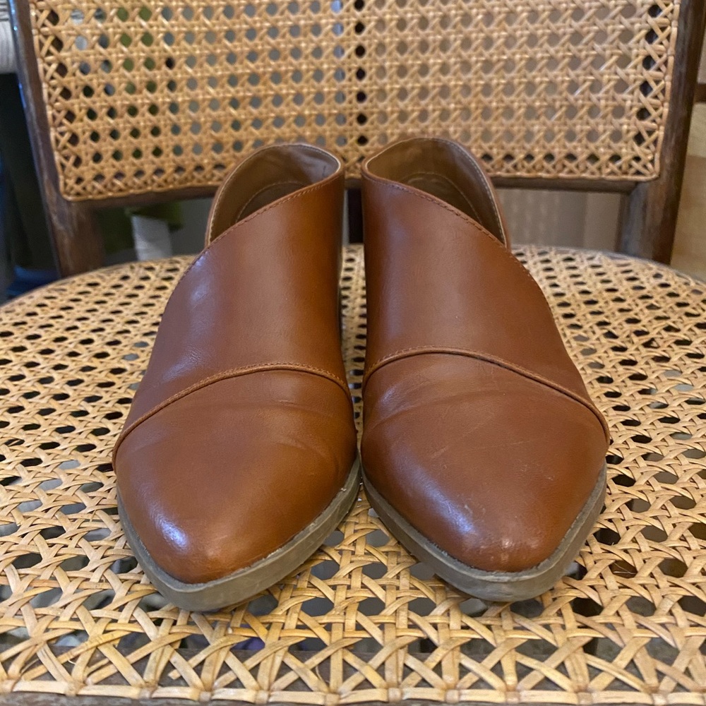Universal thread ankle boots. Only worn a few times! Still in good condition!